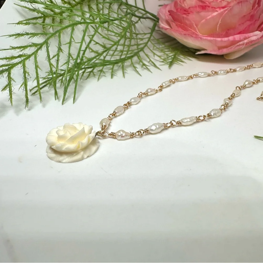 NEW⚜️Carved Rose Freshwater Pearl Beaded Necklace